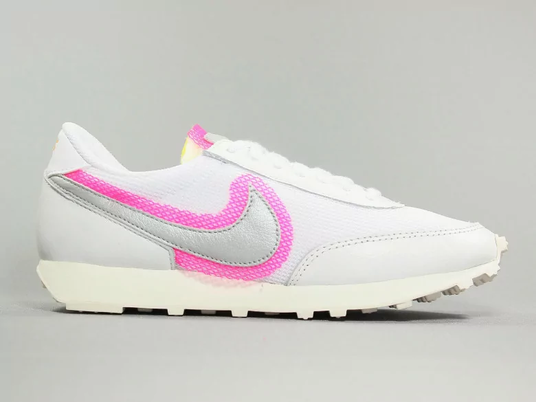 NIKE WMNS DAYBREAK HYPER PINK NIKE WMNS DAYBREAK HYPER PINK