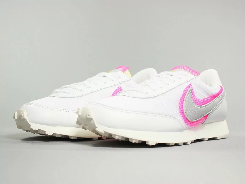 NIKE WMNS DAYBREAK HYPER PINK NIKE WMNS DAYBREAK HYPER PINK