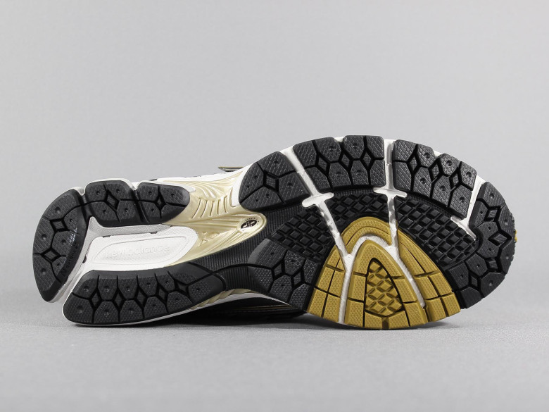 NEW BALANCE M1906RA METALLIC... NEW BALANCE M1906RA METALLIC...